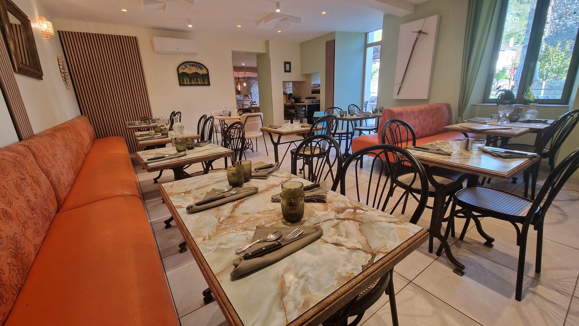 Salle du restaurant La Toudeille, ambiance chaleureuse